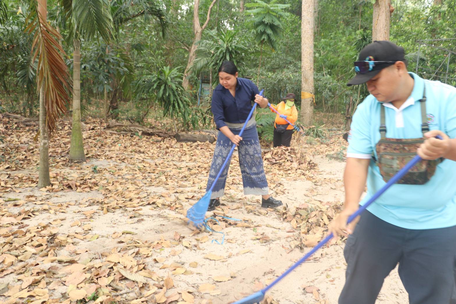 สทร.ร่วมกิจกรรม การทำความสะอาด ปรับปรุงภูมิทัศน์พื้นที่ป่าชุมชนตำบลเนินพระ