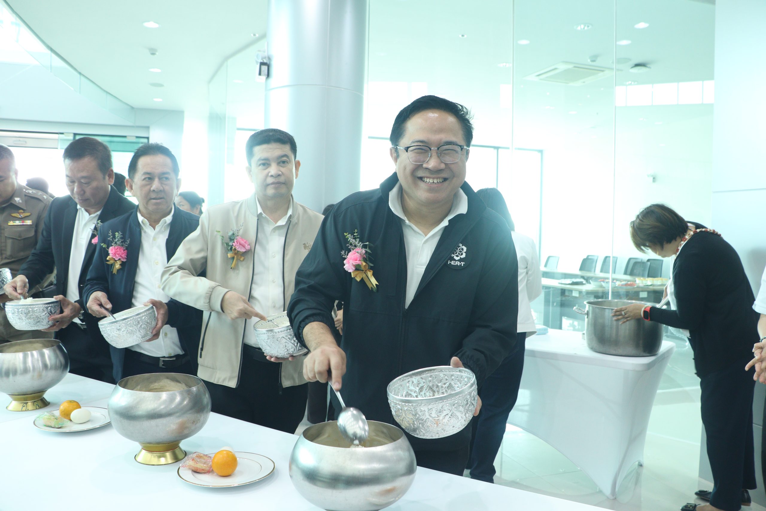 กนอ.โดยสำนักงานนิคมอุตสาหกรรม Smart Park จัดงานทำบุญถวายภัตตาหารเพล เนื่องในโอกาสเปิดอาคารสำนักงานนิคมอุตสาหกรรม Smart Park (สน.SP )