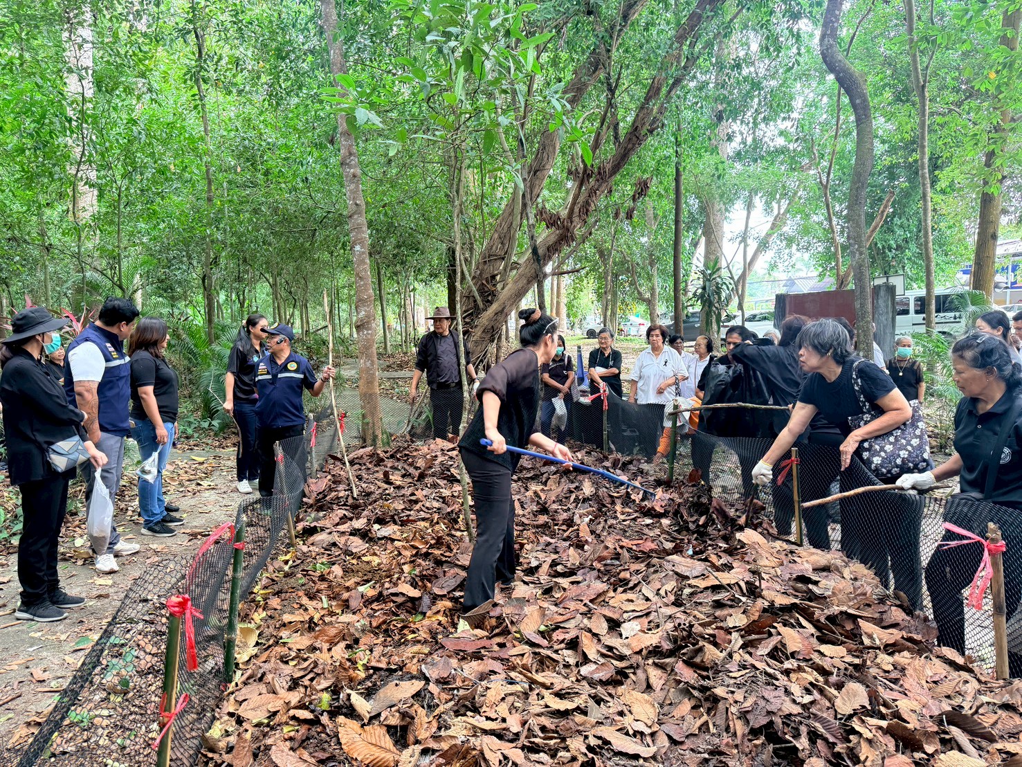 สทร. ร่วมโครงการปุ๋ยใบไม้รักษ์โลก กิจกรรมทำปุ๋ยจากเศษใบไม้ โรงเรียนผู้สูงอายุเทศบาลเมืองเนินพระ