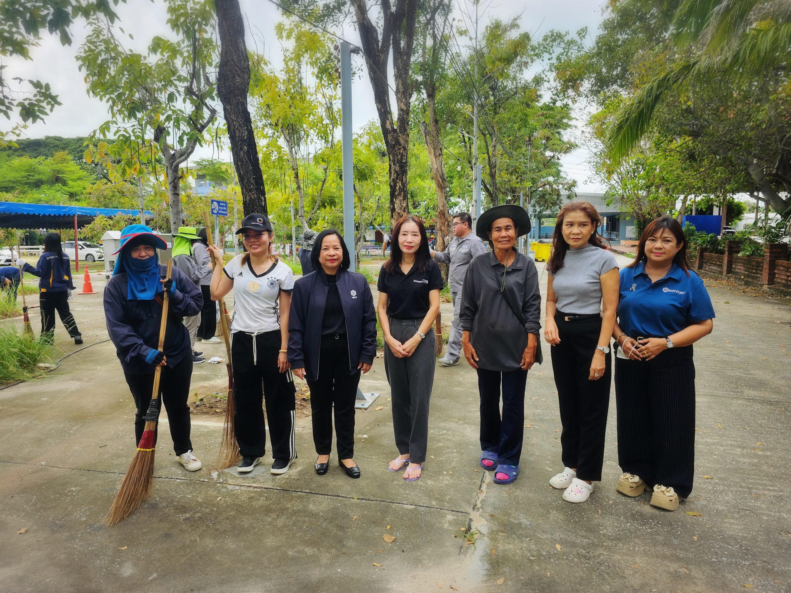 กนอ.มาบตาพุดคอมเพล็กซ์ ร่วมกิจกรรมจิตอาสาทำความสะอาดวัดหนองแฟบ เตรียมจัดงานกฐินสามัคคี