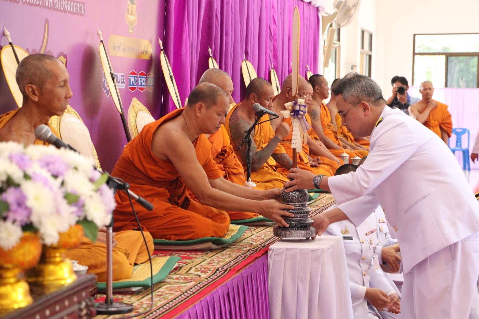 สมเด็จพระกนิษฐาธิราชเจ้า กรมสมเด็จพระเทพรัตนราชสุดาฯ สยามบรมราชกุมารี พระราชทานผ้าพระกฐินให้การนิคมอุตสาหกรรมแห่งประเทศไทยทอดถวาย ณ วัดมาบชลูด จ.ระยอง