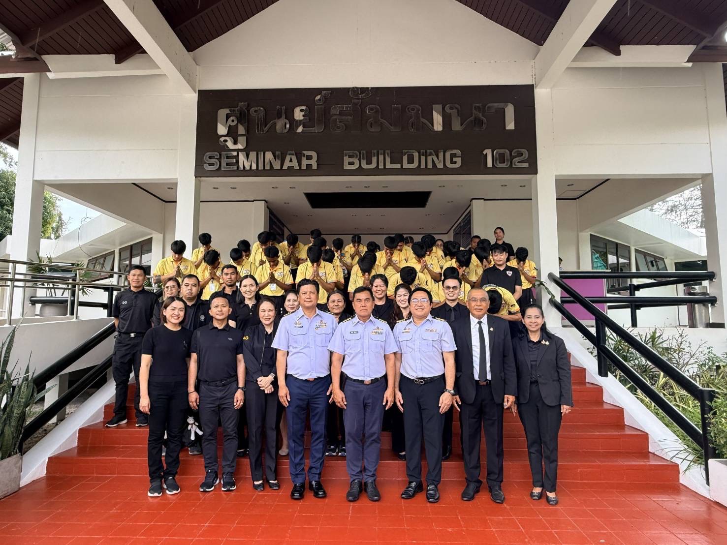 กรมวังผู้ใหญ่ประจำพระองค์ฯ เป็นประธาน นำเด็กและเยาวชนจากศูนย์ฝึกและอบรมเด็กและเยาวชนระยอง สถานพินิจและคุ้มครองเด็กและเยาวชนจังหวัดระยอง เข้าศึกษาดูงาน ณ มาบตาพุดคอมเพล็กซ์