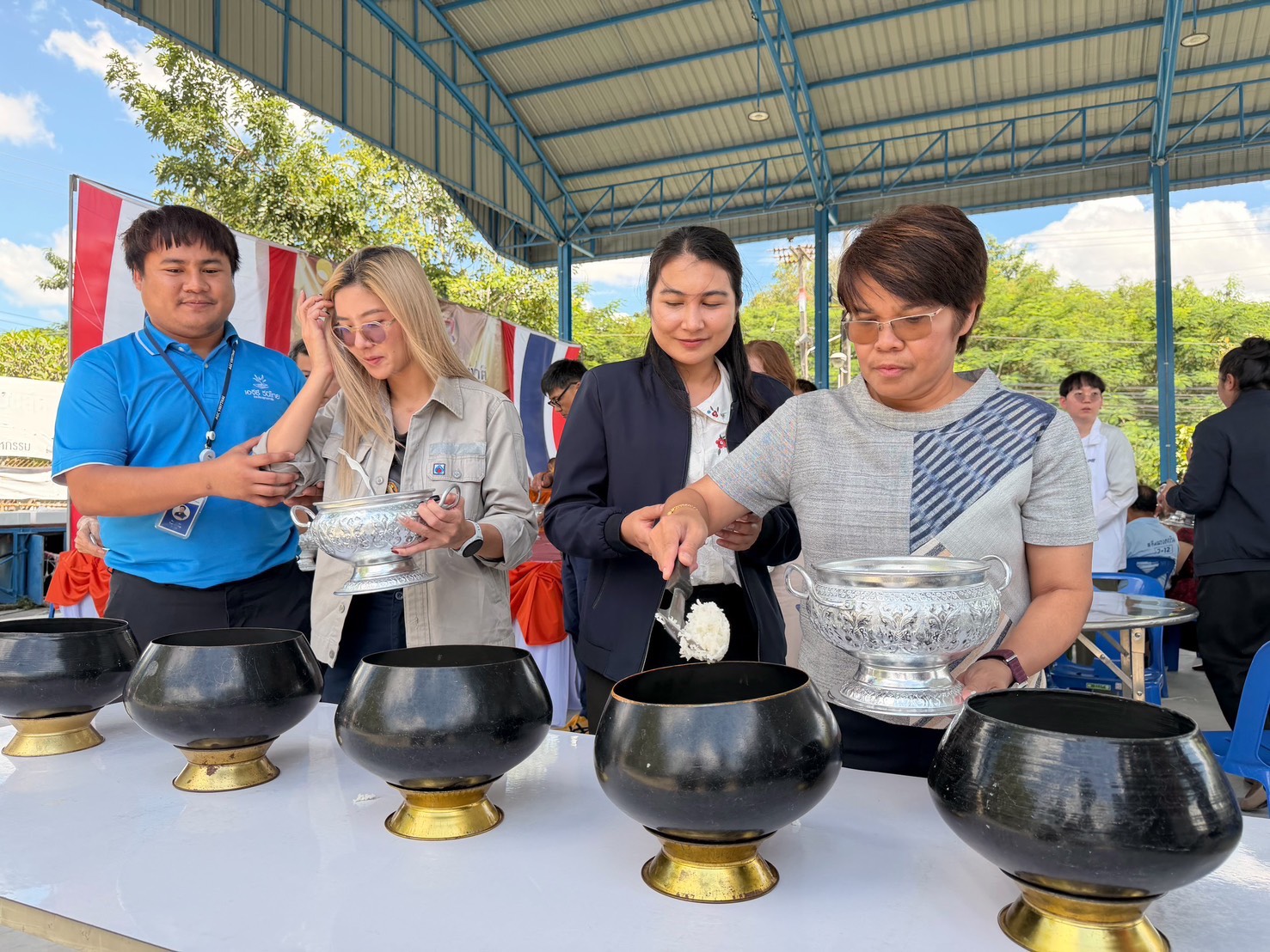 สำนักงานนิคมอุตสาหกรรมในพื้นที่มาบตาพุดคอมเพล็กซ์ ร่วมทำบุญอาคารอเนกประสงค์ และเนื่องในวันสถาปนาสำนักงานตำรวจแห่งชาติ สภ.ห้วยโป่งร่วมกับชุมชนมาบชลูด