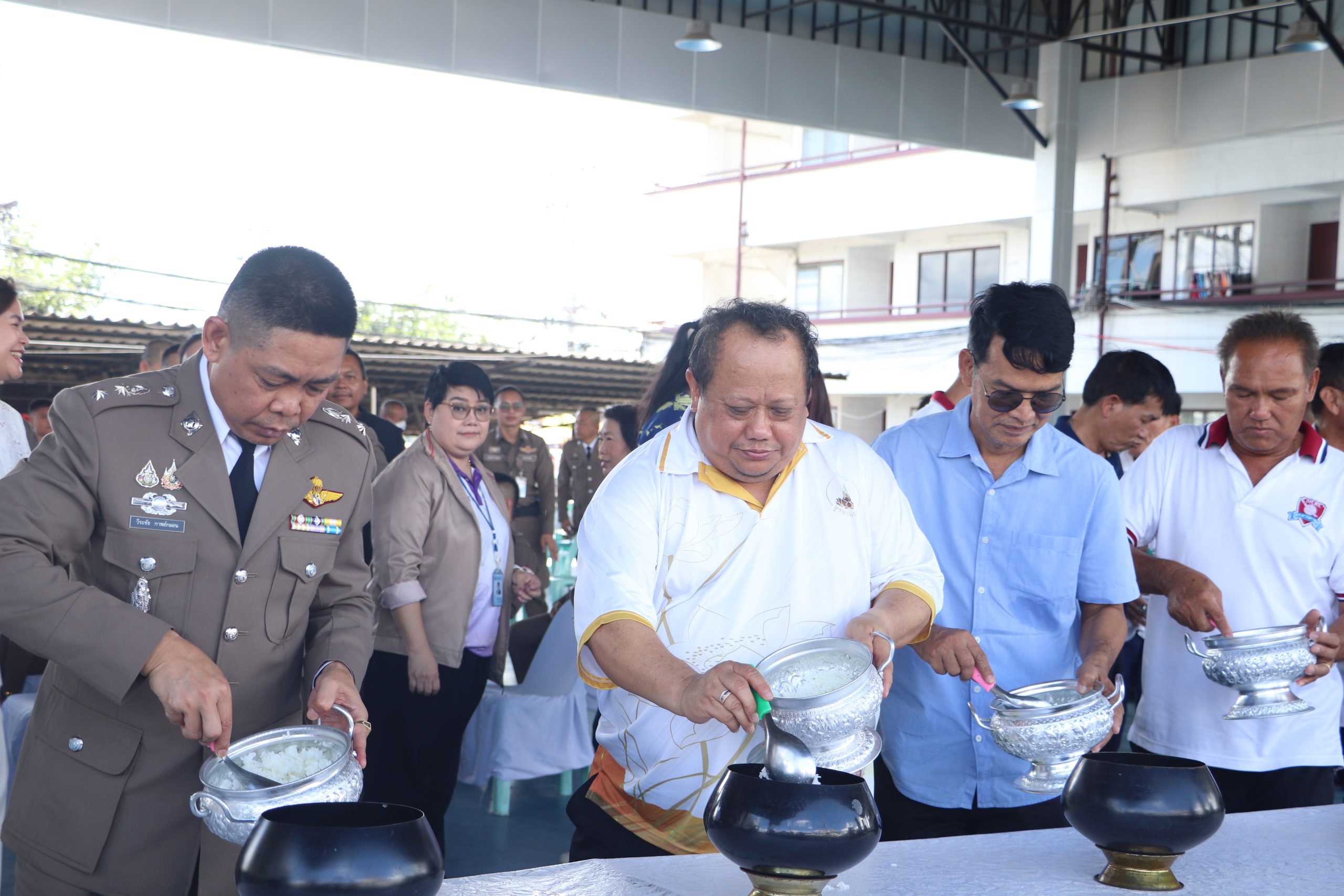 ทีมงาน CSR การนิคมอุตสาหกรรมพื้นที่มาบตาพุดคอมเพล็กซ์ ร่วมทำบุญเลี้ยงพระ เนื่องในวันตำรวจ