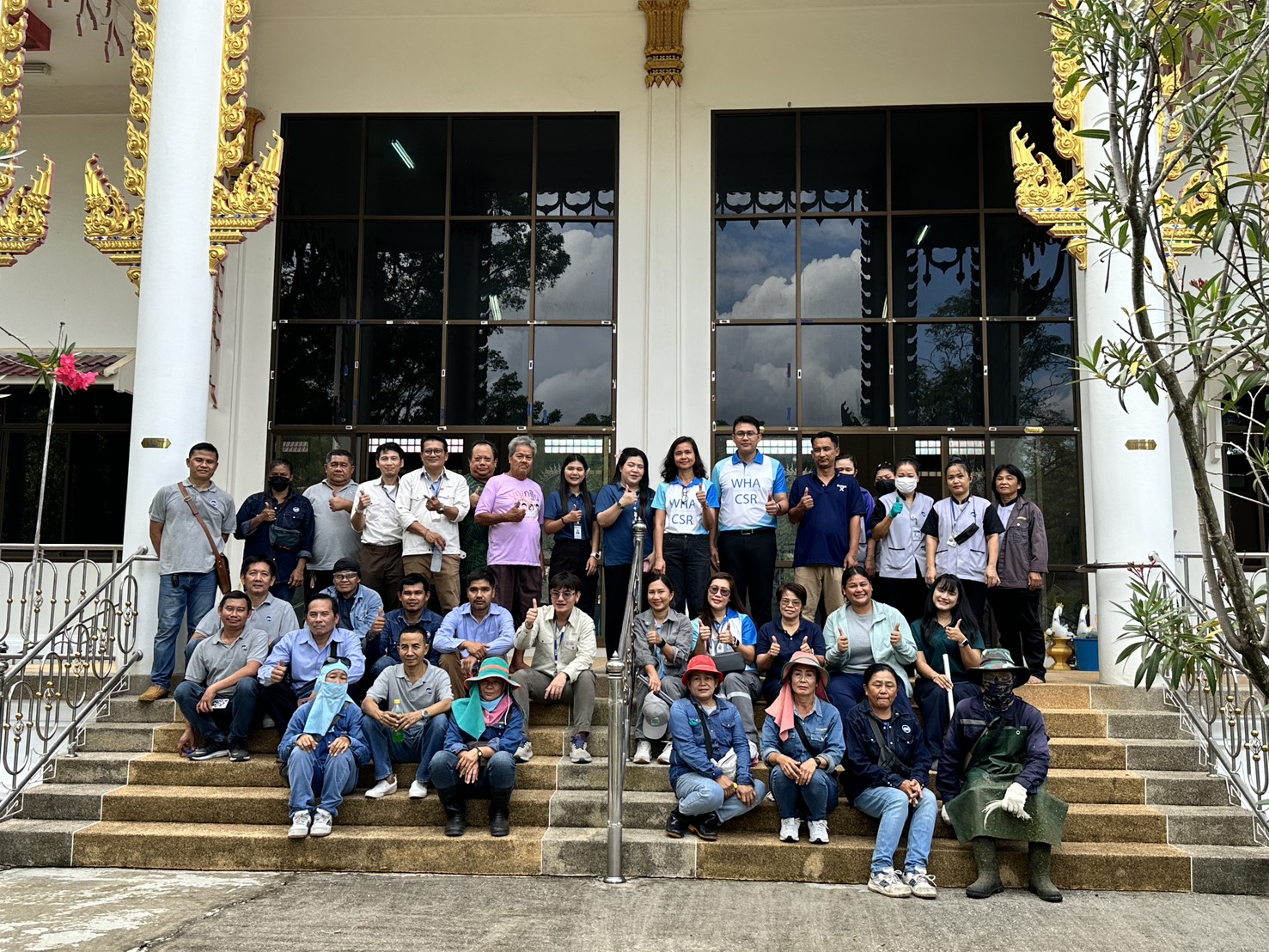 ร่วมกันเสริมสร้างความสามัคคี จัดเตรียมสถานที่ ทำความสะอาดบริเวณโดยรอบวัดมาบชลูด
