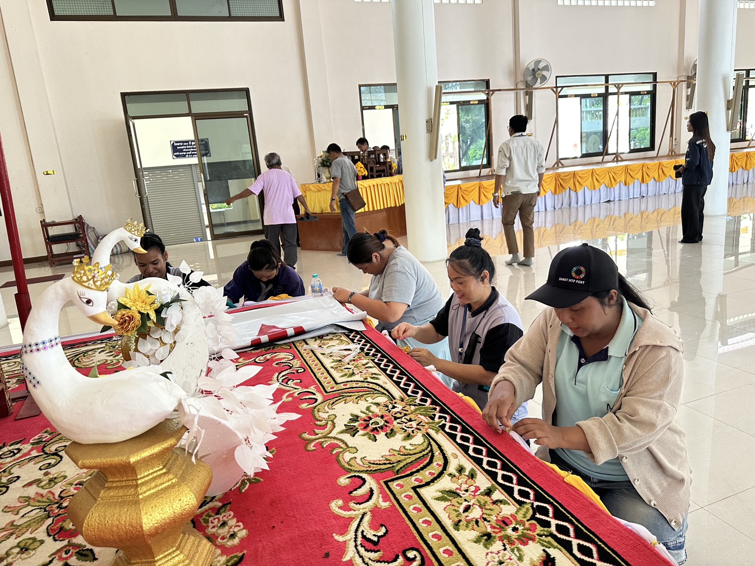 ร่วมกันเสริมสร้างความสามัคคี จัดเตรียมสถานที่ ทำความสะอาดบริเวณโดยรอบวัดมาบชลูด