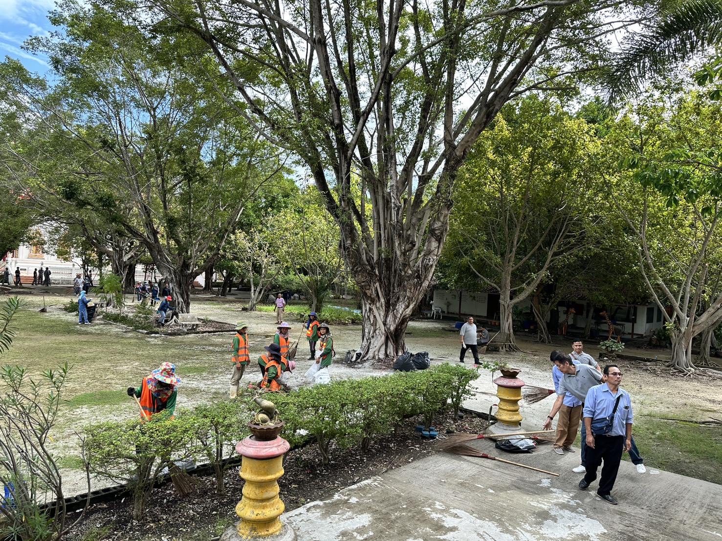 ร่วมกันเสริมสร้างความสามัคคี จัดเตรียมสถานที่ ทำความสะอาดบริเวณโดยรอบวัดมาบชลูด