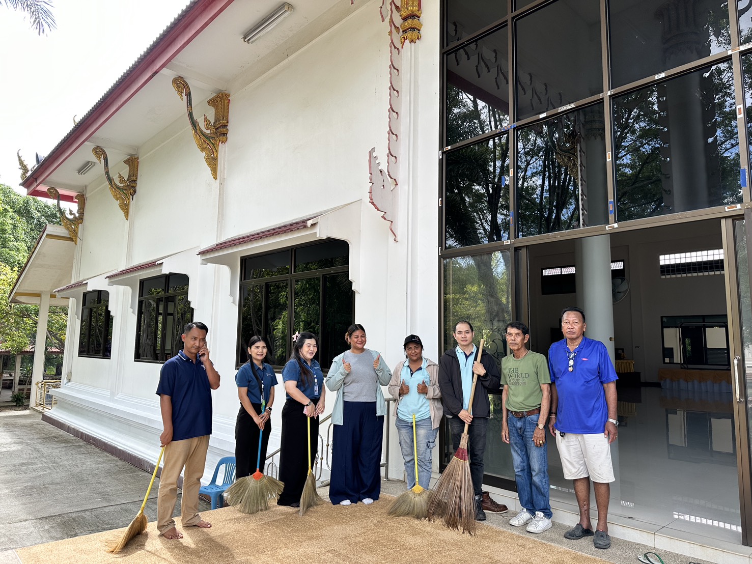ร่วมกันเสริมสร้างความสามัคคี จัดเตรียมสถานที่ ทำความสะอาดบริเวณโดยรอบวัดมาบชลูด