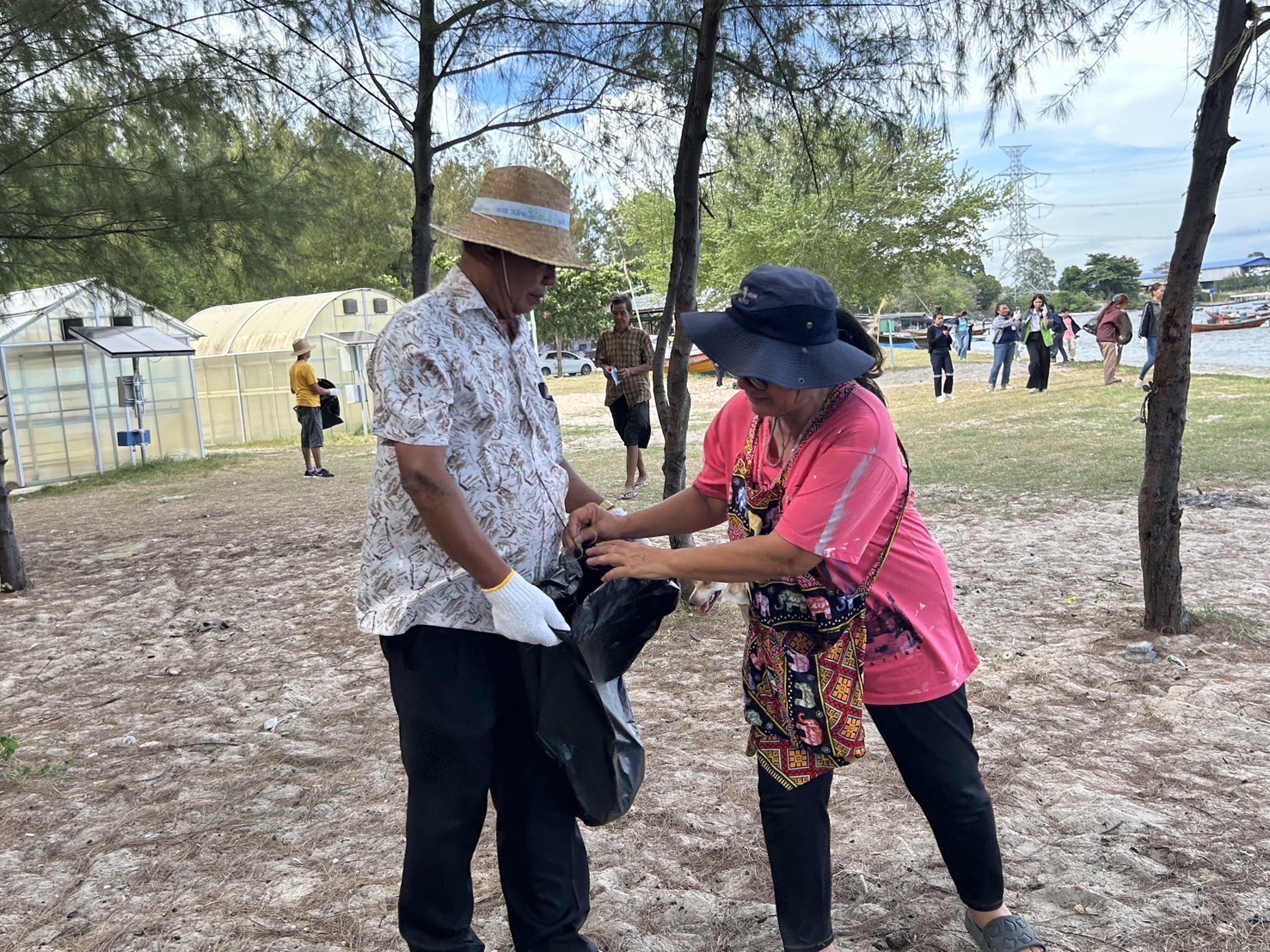 สทร. ร่วมกับผู้ประกอบการ จัดกิจกรรม let’s zero together เก็บขยะชายหาด ณ ชายหาดตากวน กลุ่มประมงเรือเล็กพื้นบ้านตากวนอ่าวประดู่